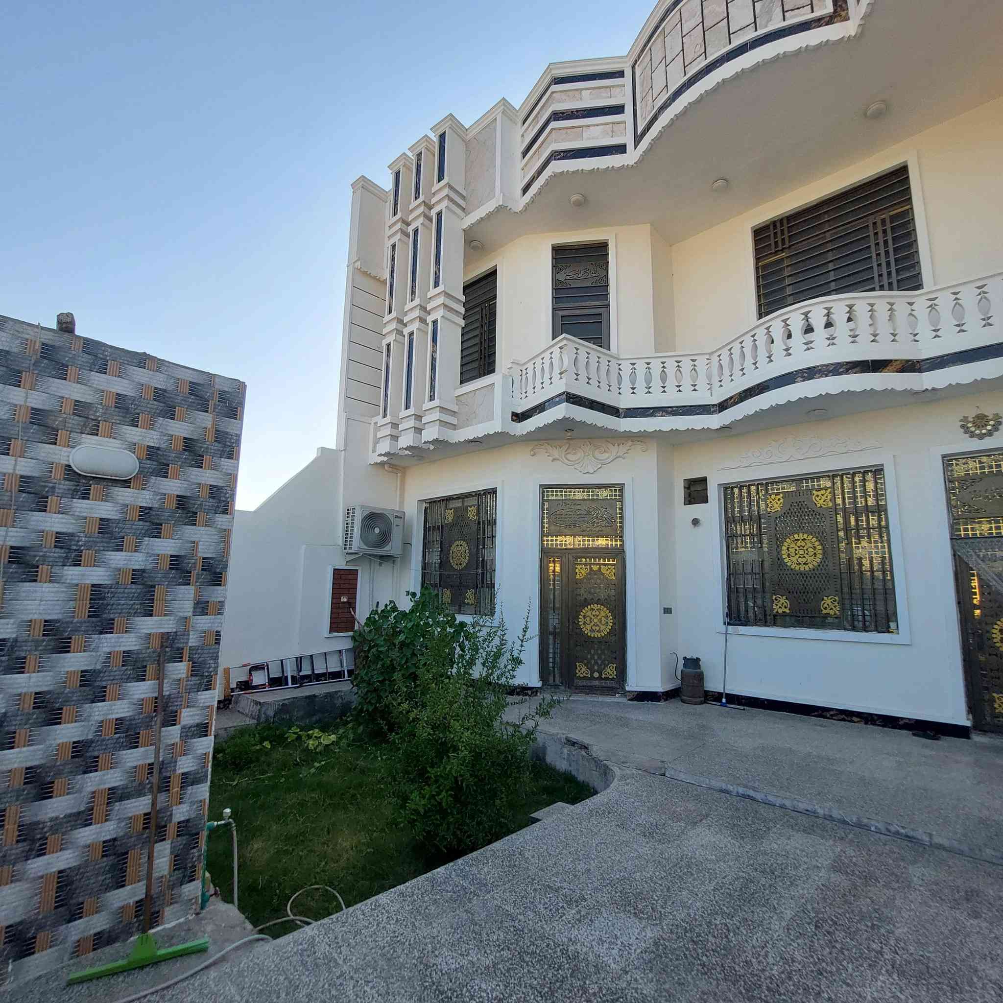 السلام عليكم بيت للبيع مساحه250م طابقين طابوق اربع غرف نوم خدمات ماء مجاري كهرباء تبليط طابو سند25 السعر 260 مكانه كربلاء الحولي100 على الهنيدية مقابيل جنت السلام ***********
