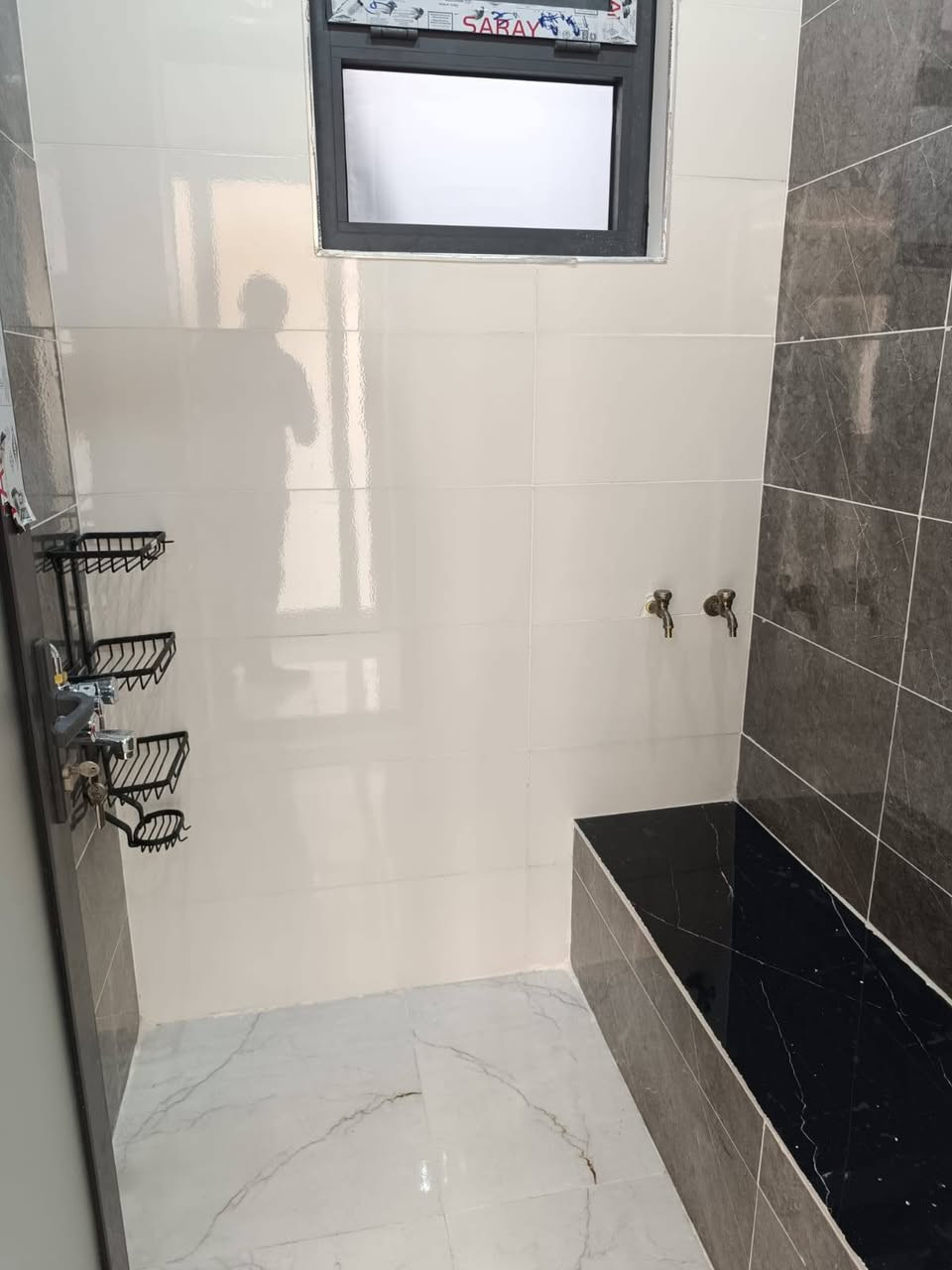 (خانووی تازە بۆ فرۆشتن لە سلێمانی لە گەڕەکی بەختیاری)
خانووەکە زۆر جوانە
تازە درووست کراوە
فوول مواسفاتە 

شوێنەکەی خۆشە
بەردەمی بەتاڵە
نزیکی جادەی عام و بازاڕ و خەتی پاسە 

مساحەی 105متر
ڕووکنە 

دوو قاتە بۆ دوو ماڵی جیا دەبێ 

قاتی یەکەم (هۆڵی دانیشتن و مەتبەخ، دوو ژووری نوستن، حمام و توالێت) 

قاتی دووەم (هۆڵی دانیشتن و مەتبەخ، دوو ژووری نوستن، حمام و توالێت، باڵکۆنی) 

تێبینی: خانووەکە دیکۆراتی جیاوازو بێ وێنەی بۆ کراوە ، وە سیستمی شۆڤاژو دەکتی موبەریدە و زۆر مواسفاتی تری هەیە 

سعری 13 دەفتەرو 25 وەرەقە وە مجالی تێدایە

تلفون ***********
.............................................................................
(دار للبيع في السليمانية في حي بختياري) 
البيت الجديد، ماالمستعمل
فول المواصفات 

موقع مميز
صاير علی الحديقة
قريب من الشارع العام 

المساحة 105متر 

مكون من الطابقين
يجوز للعائلتين 

الطابق الاول (صالة معيشة، مطبخ بارد، مطبخ حار، صحيات، غرفتين نوم) 

الطابق الثاني (صالة معيشة، مطبخ بارد، غرفتين نوم، صحيات، بلكونه) 

السعر: 13 دفتر و 25ورقة، قابل للتفاوض

للمزید من الاستفسار الرجاء الاتصال بالارقام التالیة 

هاتف، واتس اب، فايبر ***********
