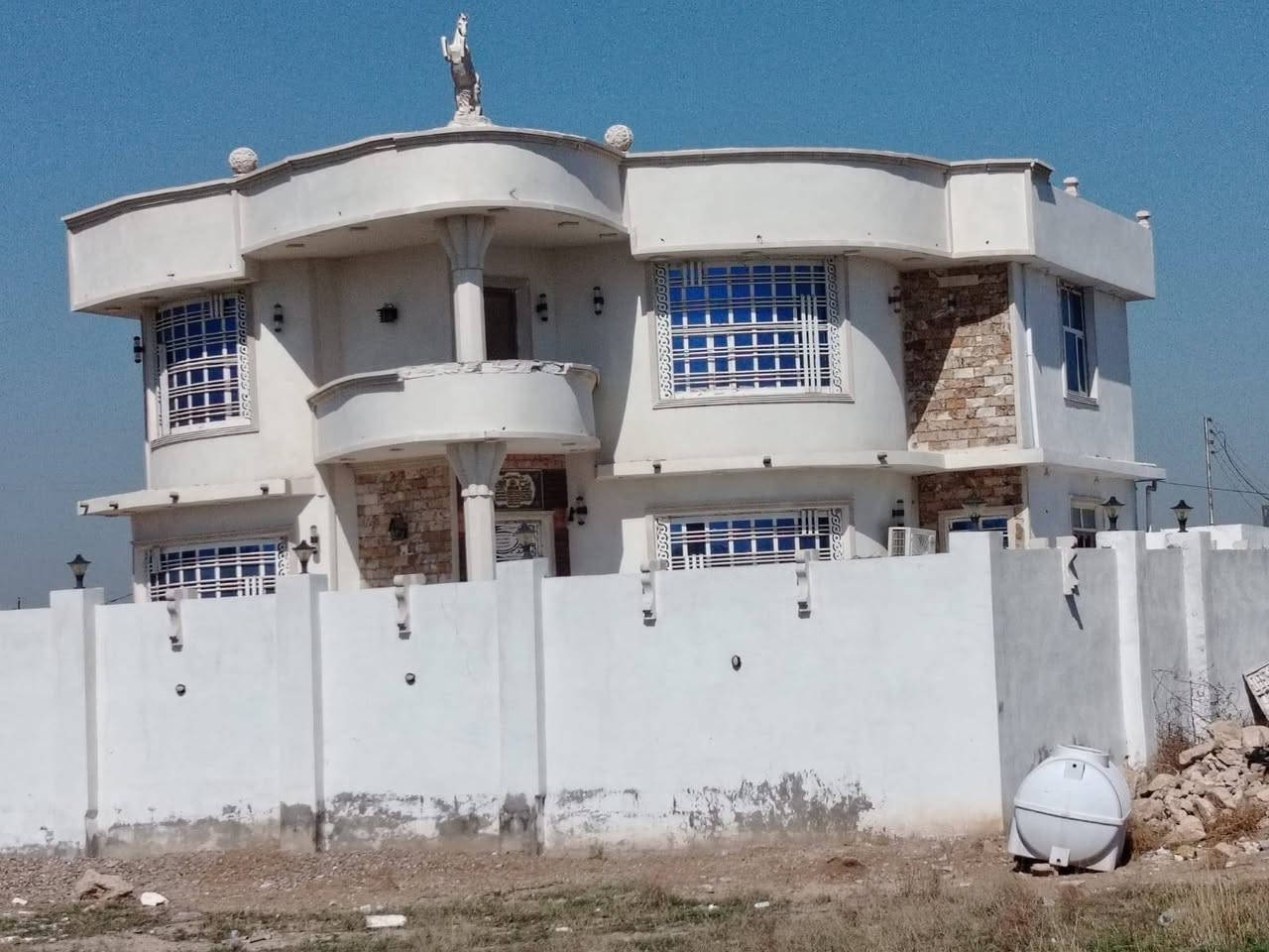 السلام عليكم للبيع بيت
اذا مايعجبك اللهم صلي على محمد وآل محمد وأصحاب محمد ...السعر ١٦٥ مليون وبي مجال قليل كلش 
 قاطين نظام فله بيت جديد 
بغداد التاجي مقابيل منشاة النصر خلف مطعم ابو على 
طريق مدخل زملة حمدي  جامع لاوزاعي 
نوع لارض ١١٧ باسم جدي 
عقد دائمي المساحه دونم و٢٠٠متر البيت مظيف ٨في ٥
٣ غرف نوم كبار
مطبخ عدد ٢ خارجي وداخلي ٦في ٥ صحيات خارج داخل شي مرتب .صاله كبيره مفتوحه ٨في ٧ .حمام ٣في ٣
السعر ١٦٥ مجال كلش قليل
اخوان ارجو ان تأقرء المنشور 
اي ستفسار خاص او تصال او واتساب 
***********اتصال
***********واتساب
***********تصال وتساب
