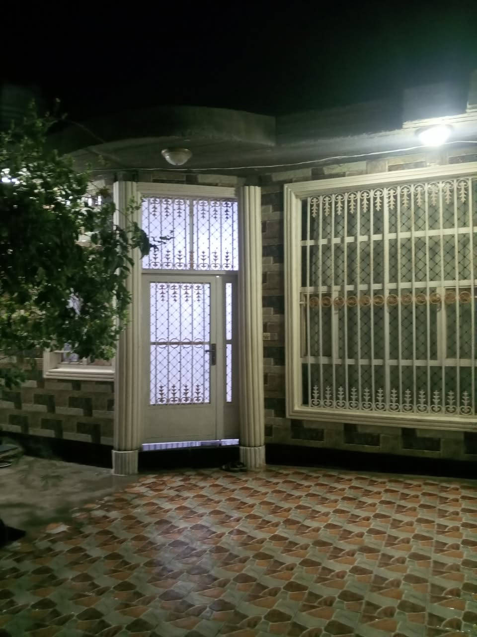 السلام عليكم ورحمه الله 
دار زراعي للبيع مساحه 250م  غرفتين ومطبخ وهول استقبال ومجمع صحيات شرقي وغربي ..مع محل صالون تكدر اتأجره أو تشتغل بي .التبليط للباب خدمات فول ماء وكهرباء ونت ضوئي ومولد ذهبي .. الك هديه سخان تانكي وماطور ماء جديد وتخم رئاسي.. مدرسه ابتدائيه تبعد عن البيت 20 م فقط يعني دقيقه وحده ولدك بلمدرسه ويبعد عن الشارع العام حله بغداد 200م ..العنوان المحاويل حي السلام..والسعر مناسب 45  ..للتواصل الاتصال على الرقم ..*********** استاذ ابراهيم الطائي
