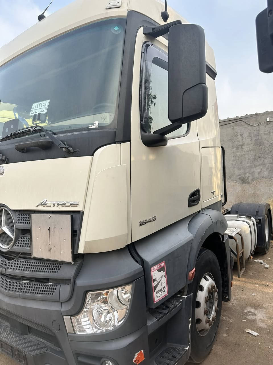 سلام عليكم  و عيدكم مبارك

السيارات مستورد نضيف بعدهم ما مرقمات. 

المارسدس اكتروس عندي منهم ٤ 

ول سكاني ٢ 

كلهم العداد ما يعبر ال 800الف كيلو 

العراباين فرنسيه 

للاستفسار اتصل على رقم موجود 

+964 772 509 7497
