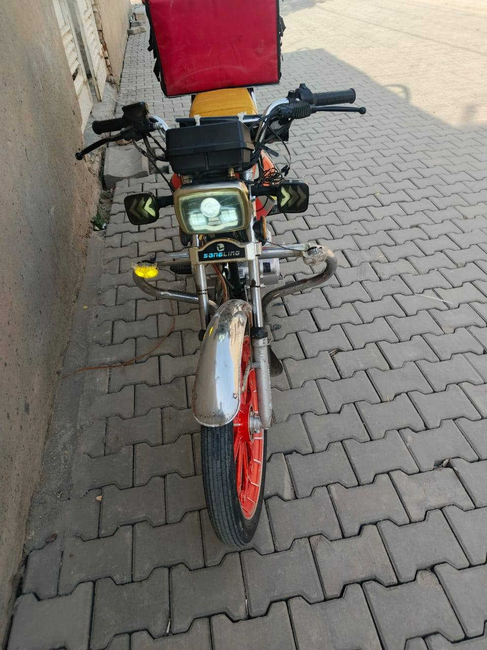 سلام عليكم
دراجه ايراني سولنك سيفان 2024 
5 كير 150 cc 
محرك خير من الله شلعه معدل 
محرك بي خيط مال تبخير مامبين خلاص 
دراجه كهربائيات جديده 
تايرات امامي جديد 
تايرات خلفي جديد 
هورن جديد
منضومه زنون داخليه
بصمه تشغيل عن بعد 
اوراق كامله 
دراجه كبل للشارع ربع مذب عليه 
العنوان بغداد الطارميه
للتواصل *********** بي واتساب 
الخاص مفتوح
