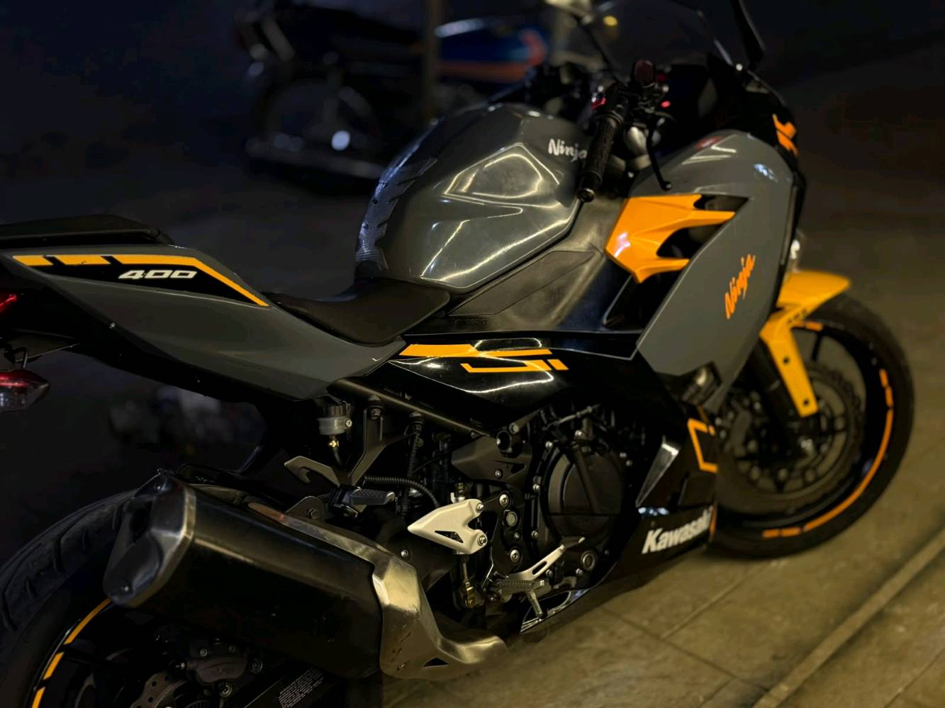 Kawasaki ninja
کوردی عربی  
400دو پستن 
2 بستن 
محرک کپس  مکینه کپس 
بریک امامی خلفی abs استاپی پیش پشتون abs
کفرات بدون صبغ  بدون شخط 
 کفر بی عیب بی بویاخ 
تایه پیش پشتوه نوی  تایر امامی خلفی جدید 
اگزوز کاتم  کلشی شغال دراجه ب حالت الوکاله 
هموشتی ئیش دکا ب شرط ل سر دقی خوی ماوه زور نرویشتوه اوروپیه مراوسه هم موجود گورینوش دکم