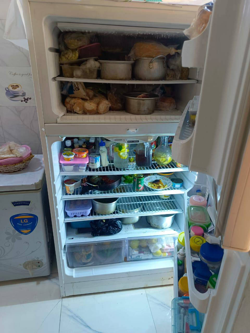 ثلاجة + ميز طعام
للبيع
..........
ثلاجة اكبر حجم ٢٨ قدم 
كونكورت اللبناني ماطور ماليزي الاصلي
تستوعب ١٠٢ كيلو و ٧٨٠ لتر 
جديدة بمعنى الكلمة 
..........
ميز طعام انتيكة كويتي
خشب لون صاجي مغلف بجلاد ابيض للحفاض عليه
مع اربع كراسي سفنج مغلفة بجلد
.......
العنوان ناصرية مركز
للاستفسار واتساب غير متوفر على الفيس
***********
(غير متوفر على الفيس الاتصال بالرقم)
