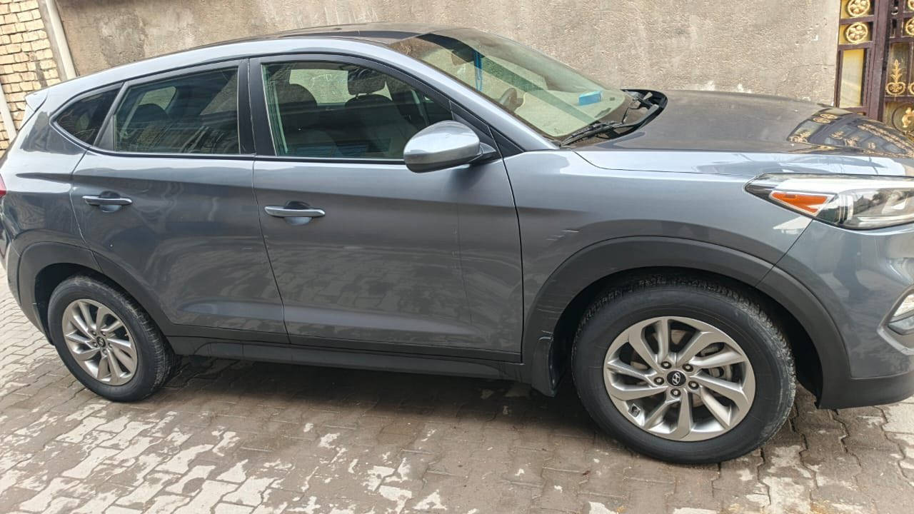 السلام عليكم سيارة توسان البيع الموصفات فول عادي وحادثه حلو بلجاملغ الخلفي ويا شويه من الباب السيارة بحله جيدة السعر ١٧٠ وبيه مجال قليل مكان السياره بغداد مدينه الصدر  مكلف بلنشر ***********
