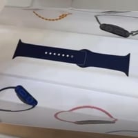 متوفر ساعه ابل جيل سادس ملحقات كامله باكيت وشاحنه ونضافه 100 وبطاريه 1...