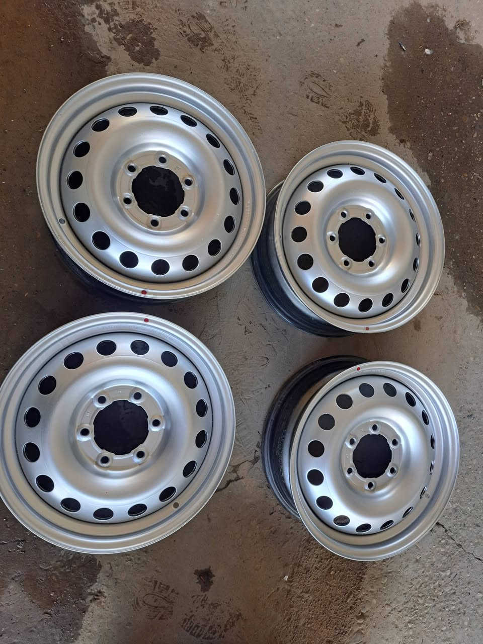 سلام عليكم ويل حجم ١٧ تويوتا أصلي الفضي الرفيع المقاس بدون عواج شرط نضيف حيل مع كبات أصلية سعر ٣٥٠ الف  بي مجال مكان الويل الموصل نينوى ***********
