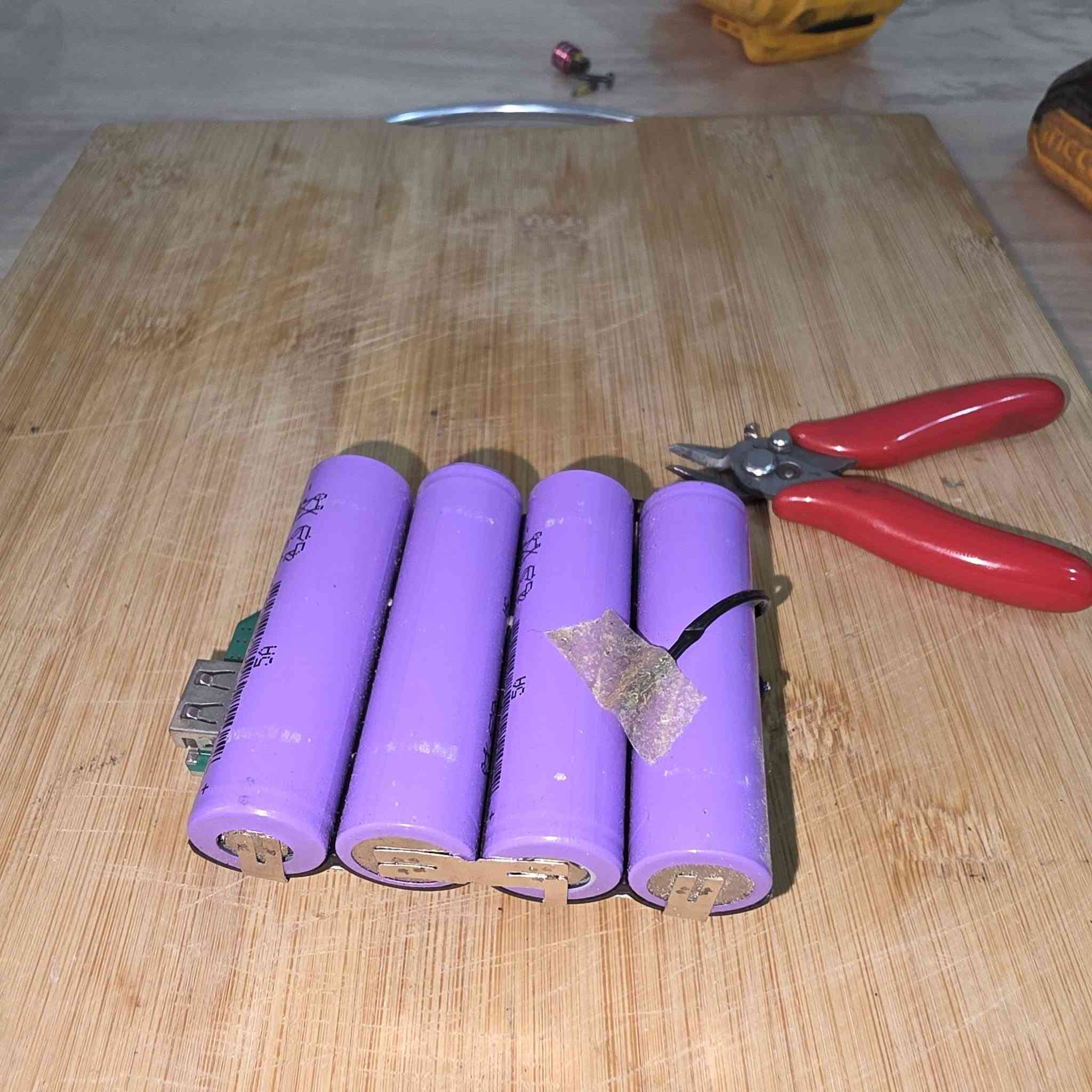 السلام عليكم  من رخصه الادمن المحترم   تم بحمد الله تعالى تبديل خلايه  بطاريه ديولت ٤ خليه ١٦ فولت ١٥٠٠ ملي امبير 
خلايه الوطني  للاستفسار مراسله الرقم  
***********
