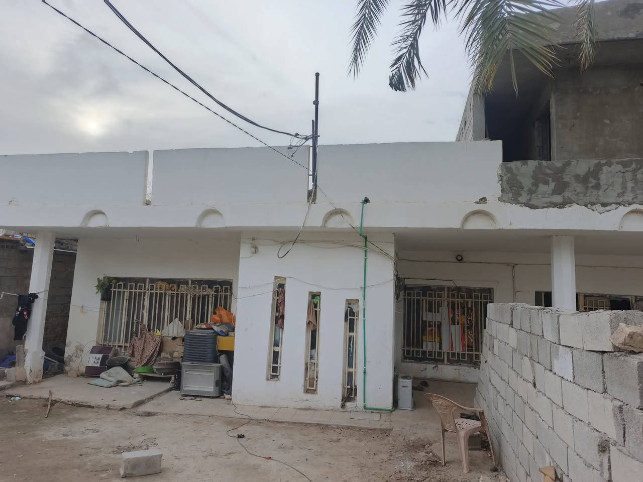 السلام عليكم
1.بيت طابقين للبيع مساحة البيت 400متر القطعة الوراها 500م
2.البيت يحتوي طابق ارضي غرفتين 4×5 ممشة ودرج هول 6×5 
استقبال 7×5 كندور واسع مطبخ 4×4 مطبخ حار 4×3ونص حمام 2×2 وطرمه واسعة تحتوي على بابين الباب الاولى على البيت والثانية على القطعة الورة البيت. 
3.طابق ثاني غرفتين الاولى 6×5 والثانية 4×4 مطبخ 4×5 استقبال 5×4 وحمام وتواليت 
4. السعر 200 قابل للتفاوض
5. بيت كلش واسع يكفي 3 عوائل المكان بعقوبة الحديد تتن
6. ملاحضة المساحة الرسمية 400م طابو صرف  اتصل
***********
