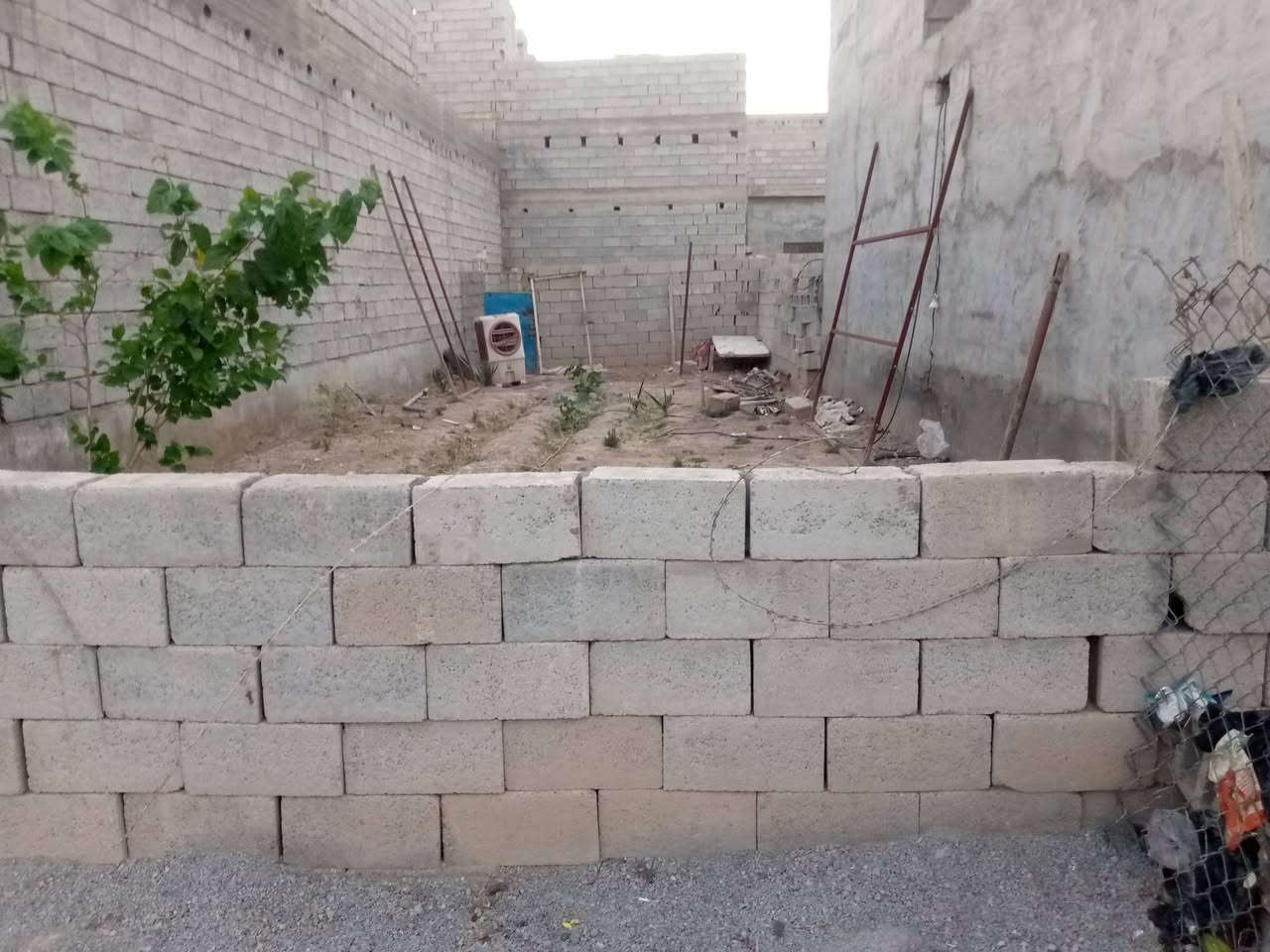 سلام عليكم قطعة أرض للبيع زراعي عنوان حي الحشد مساحته 125م. بصف الركن على  الشارع السايدين موجود كافة الخدمات بيع مستعجل وبسعر مناسب جدا الاستفسار الاتصال على الرقم التالي ***********
