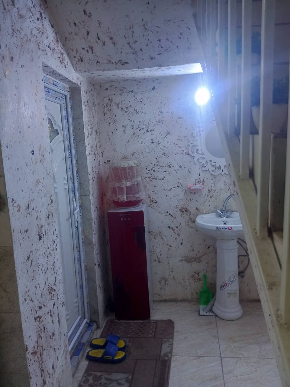 مشتمل ٥٠متر ثلاث طوابق ثلاث غرف نوم واستقبال مطبخ خدمات ماء كهرباء مجاري زراعي منطقه سويب ارض حجي عماد العامري سعر ٥٧ بي مجال بسيط سند ١١٧مشمول بتطويب *********** متواجد على النت واتساب متوفر
