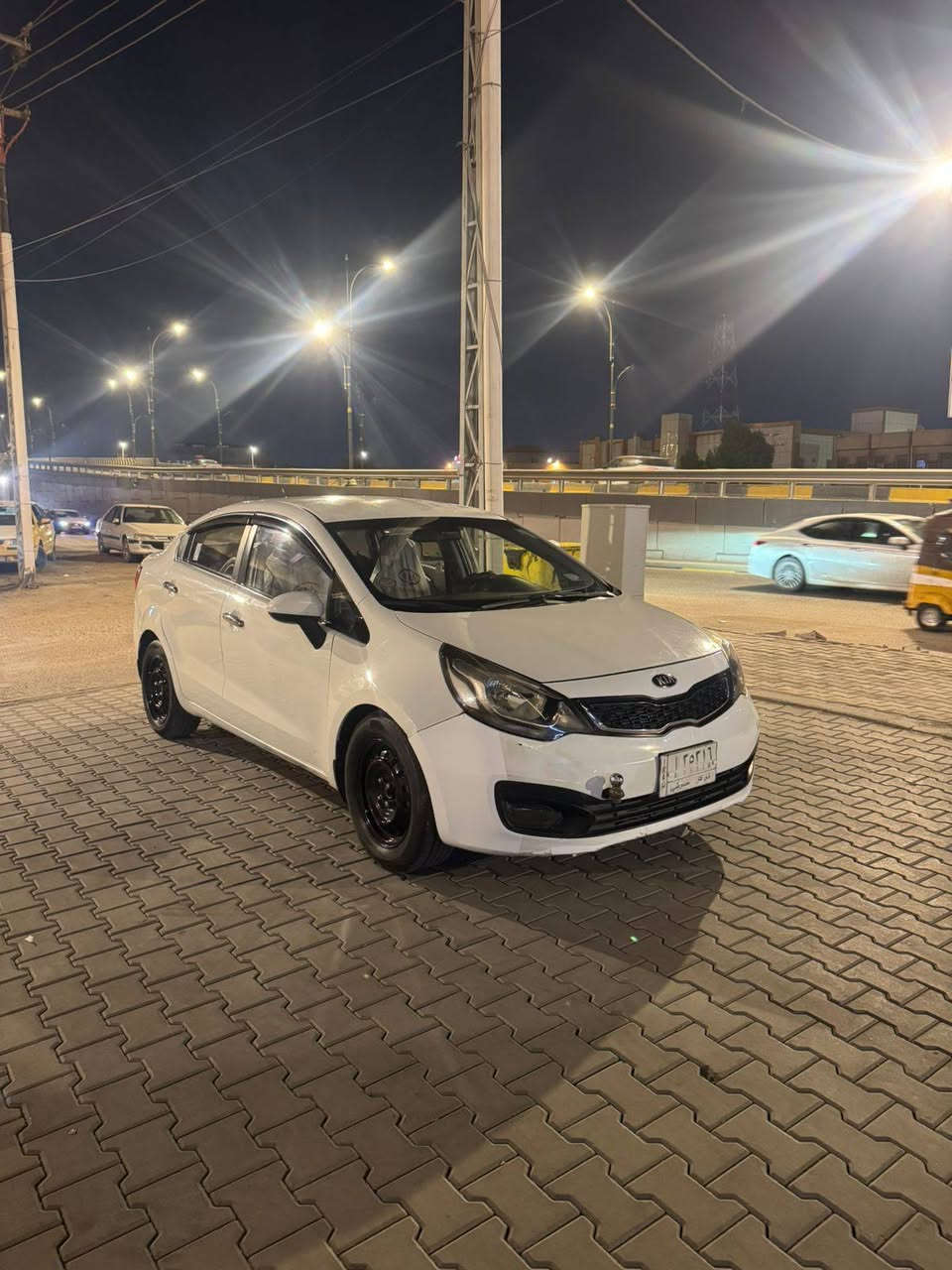 كيا ريو.  مديل 2013
مكينه وكير خير من الله حداديه عامه جديد 
بيها صبغ بالباب والداير الخلفي بدون حادث والجاملقات مفتوحات تقسيم فقط. ملاتها لبلاد
سنويه لل 27. راعيها بالبصره وشرط تحويل والسياره بالبصره.  جاهزه من كلشي
العنوان / البصره. ابو الخصيب حي العسكري
لستفسار اتصل اني مكلف بالنشر لاتراسلني ودكلي شبيها اتصل ع راعيها وستفسر ***********
السعر. ( 80 )
