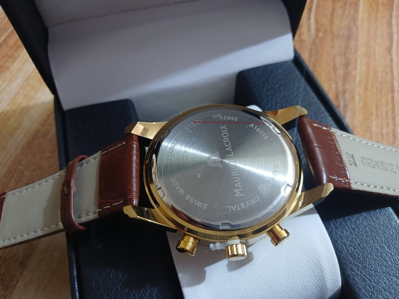 ساعه موريس لاكروا سويسرية فاخره تماتيك طلعتلي بهذا الشكل سناتر كله شغاله السعر 35 الف مع التوصيل بالعافيه الي ياخذها
المينا: تأتي بمينا أسود يضم عدادات الكرونوغراف (لقياس الوقت) وعقارب ومؤشرات ذهبية اللون.
الإطار: إطار دائري مطلي بالذهب (أو بلون ذهبي) مع أزرار جانبية للتحكم في وظائف الكرونوغراف وتعديل الوقت.
الحزام: حزام جلدي أسود أنيق، مما يمنحها مظهراً كلاسيكياً فاخراً.
الحركة: تعمل بحركة سويسرية أوتوماتيكية (Swiss Made)، مما يعني أنها تعتمد على حركة معصمك لتوليد الطاقة.
تابعني دئمن انشر ساعات قديمه وجديده


**إذا كنت صاحب هذا الإعلان وتريد حذفه لأي سبب، رجاءا أرسل رسالة إلى الدعم الفني**