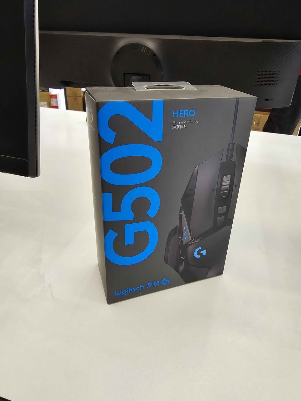 ماوس لوجتك G502 hero كبس مامفتوح 
سعرة ٦٠ الف و عندي توصيل لجميع محافظات 

1. المستشعر (Sensor)
​نوع المستشعر: HERO 25K (وهو الأحدث والأكثر دقة من لوجيتيك).
​الحساسية (DPI): تبدأ من 100 وتصل إلى 25,600 DPI.
​سرعة التتبع: أكثر من 400 IPS (بوصة في الثانية).
​التسارع: لا يوجد فيه أي تنعيم أو فلترة تلقائية (Zero Smoothing/Acceleration)، مما يضمن دقة متناهية في الألعاب التنافسية.
​2. الأزرار والتصميم
​عدد الأزرار: 11 زرًا قابلاً للبرمجة بالكامل عبر تطبيق G HUB.
​عجلة التمرير (Scroll Wheel): تتميز بخاصية "التمرير فائق السرعة" (Infinite Scroll)، حيث يمكنك التبديل بين التمرير السلس جداً أو التمرير بالدرجات (Tactile).
​الأزرار الرئيسية: تعتمد على مفاتيح ميكانيكية ذات عمر افتراضي يصل إلى 50 مليون نقرة.
​3. التحكم بالوزن (Weight Management)
​يأتي مع 5 قطع حديدية إضافية، وزن كل واحدة منها 3.6 جرام.
​يمكنك وضع هذه الأوزان في أسفل الماوس لتعديل ثقله أو تغيير مركز الجاذبية حسب راحتك الشخصية.
​4. الإضاءة والذاكرة
​LIGHTSYNC RGB: إضاءة قابلة للتخصيص بـ 16.8 مليون لون، ويمكن مزامنتها مع أجهزتك الأخرى.
​الذاكرة الداخلية: يمكنك حفظ حتى 5 ملفات تعريف (Profiles) مباشرة على الماوس، لتستخدم إعداداتك على أي جهاز كمبيوتر دون الحاجة لتحميل البرنامج مرة أخرى.
للطلب، يرجى التواصل عبر الرسائل الخاصة
0751 141 1025 بغداد, العراق
