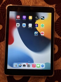 iPad Air 2 ذاكرته 64 ايباد نضافته 99‎%‎ بصمه اصبع  شغاله كامرته حلوه ي...