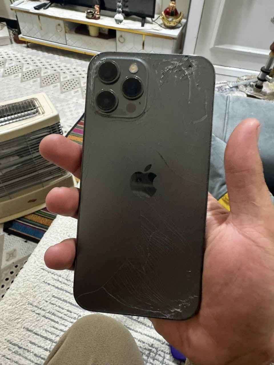 ايفون12برو ماكس. بطارية79. جاهز.  سماعات سيمكرت صوت واي فاي كلة شغال فقط فيس ايدي واكف وضهر مكسور  سعرة300 مكاني المنصور هاتف***********
