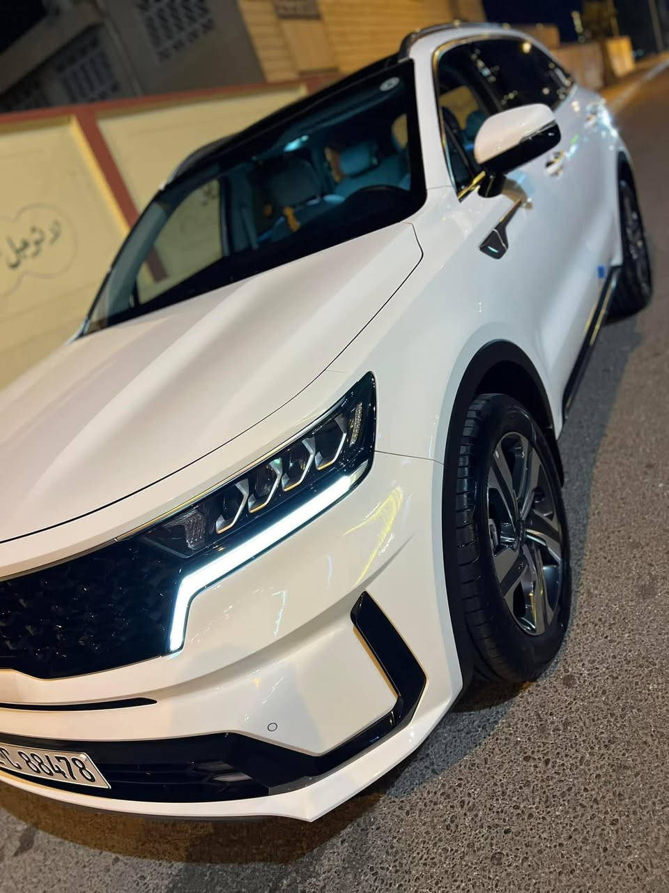 للبيع كيا سورينتو 2023 بحالة ممتازة، استخدام شخصي ونظيفة جداً:
✅ محرك 6 سلندر قوي
✅ دفع رباعي (AWD)
✅ 7 مقاعد (3 صفوف)
✅ تشغيل بصمة ودخول ذكي
✅ فتحة سقف بانوراما
✅ مقاعد قماش مريحة
✅ شاشة كبيرة مع نظام ترفيهي
✅ شاشة عدادات رقمية
✅ شاحن لاسلكي
✅ مثبت سرعة
✅ حساسات أمامية وخلفية
✅ باب خلفي كهربائي
✅ إضاءة LED أمامية وخلفية
✅ مرايا كهربائية قابلة للطي
✅كاميرا خلفية 

📍 الممشى: 60,000 كم فقط

🔹 ملاحظة: يوجد شخط بسيط غير نافذ في الباب الخلفي الأيمن، لا يؤثر على الصبغ أو شكل السيارة بشكل ملحوظ.

❌ بدون كاميرات 360
❌ بدون تبريد أو تدفئة للمقاعد

السيارة نظيفة جداً وجاهزة للاستخدام، مناسبة للعائلة والسفر، مكان السيارة محافظة الانبار 
السعر 28.500 وبيها مجال بسيط

📞 للاستفسار ***********9
