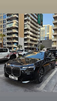 الفخم للبيع او المراوس كرستال BMW 2024  حجم 740 وارد امريكي كلين تايتل...