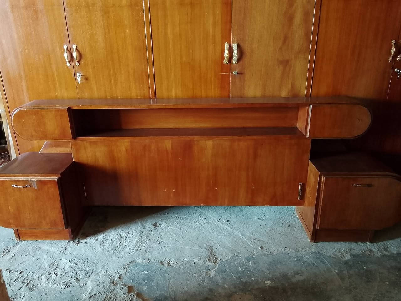 السلام عليكم للبيع غرفه اخشاب صاج تكمه ونضيفه سعرها 350 العنوان سامراء جبيريه  الثانيه مقابل جبيريه الثالثه شارع الحدادين للاستفسار ***********
