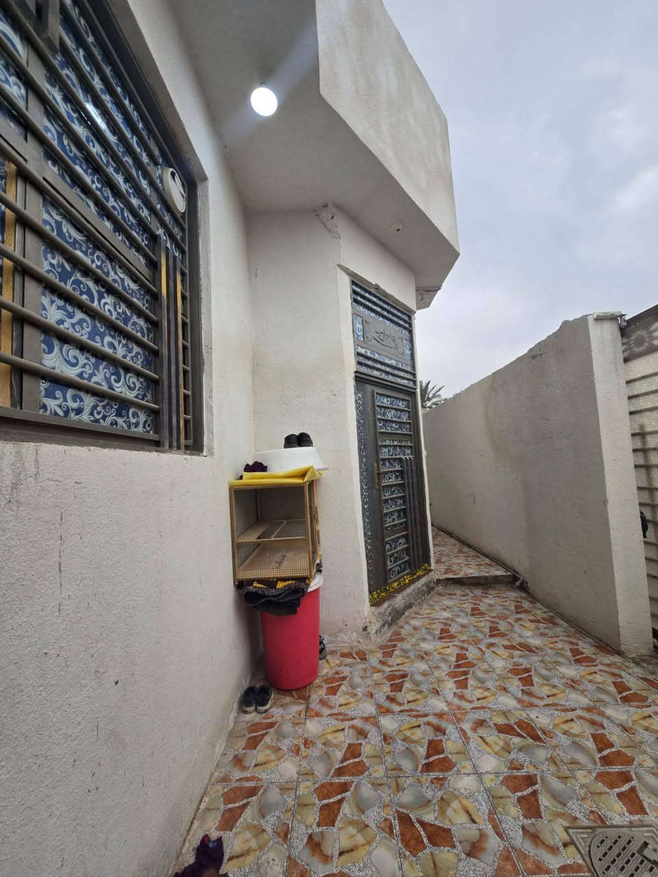 أسعد الله اوقاتكم بكل خير 💢 
متوفر دار سكان للبيع 180متر
موقع البيت البصره أبو الخصيب شارع العوجه المسبح
♦️♦️♦️♦️♦️♦️
البيت جديد موقع راقي 
البيت يحتوي علا 
2قرف منام 
صاله
ديوان 
مطبخ
صيحات داخلي وخارحي 🔷
نوع العقار طابو زراعي عراقي سند 25 💢 
سعر البيت ب80اوبي مجال 
باقي الاستفسار على رقم 

*********** جاسم المالكي
