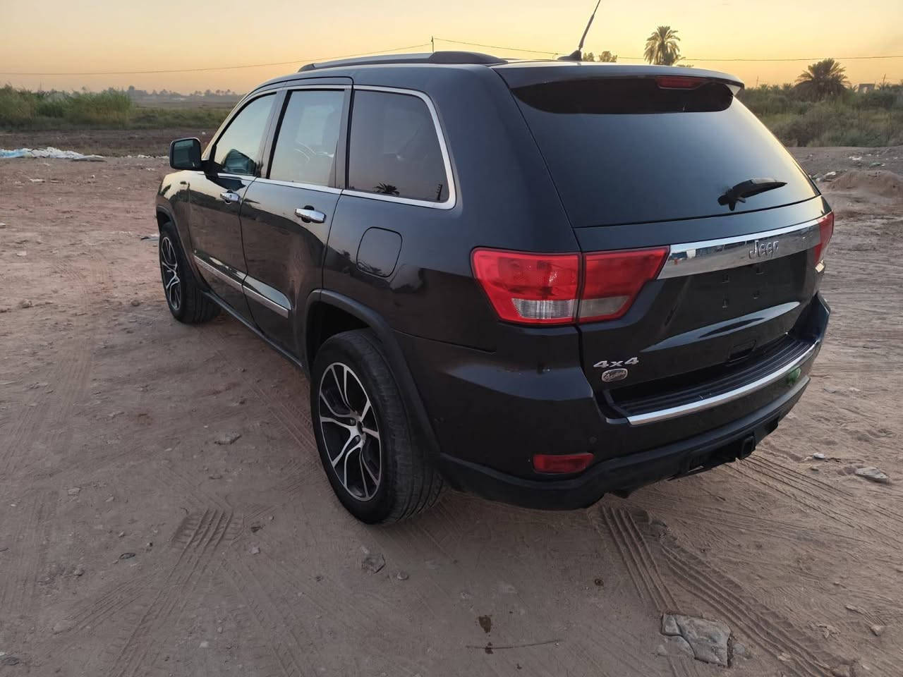 للبيع جيب لاريدو موديل 13 فول مواصفات جكات امريكي مكينه هيمي رقم بغداد مكان بغداد رقم ***********
