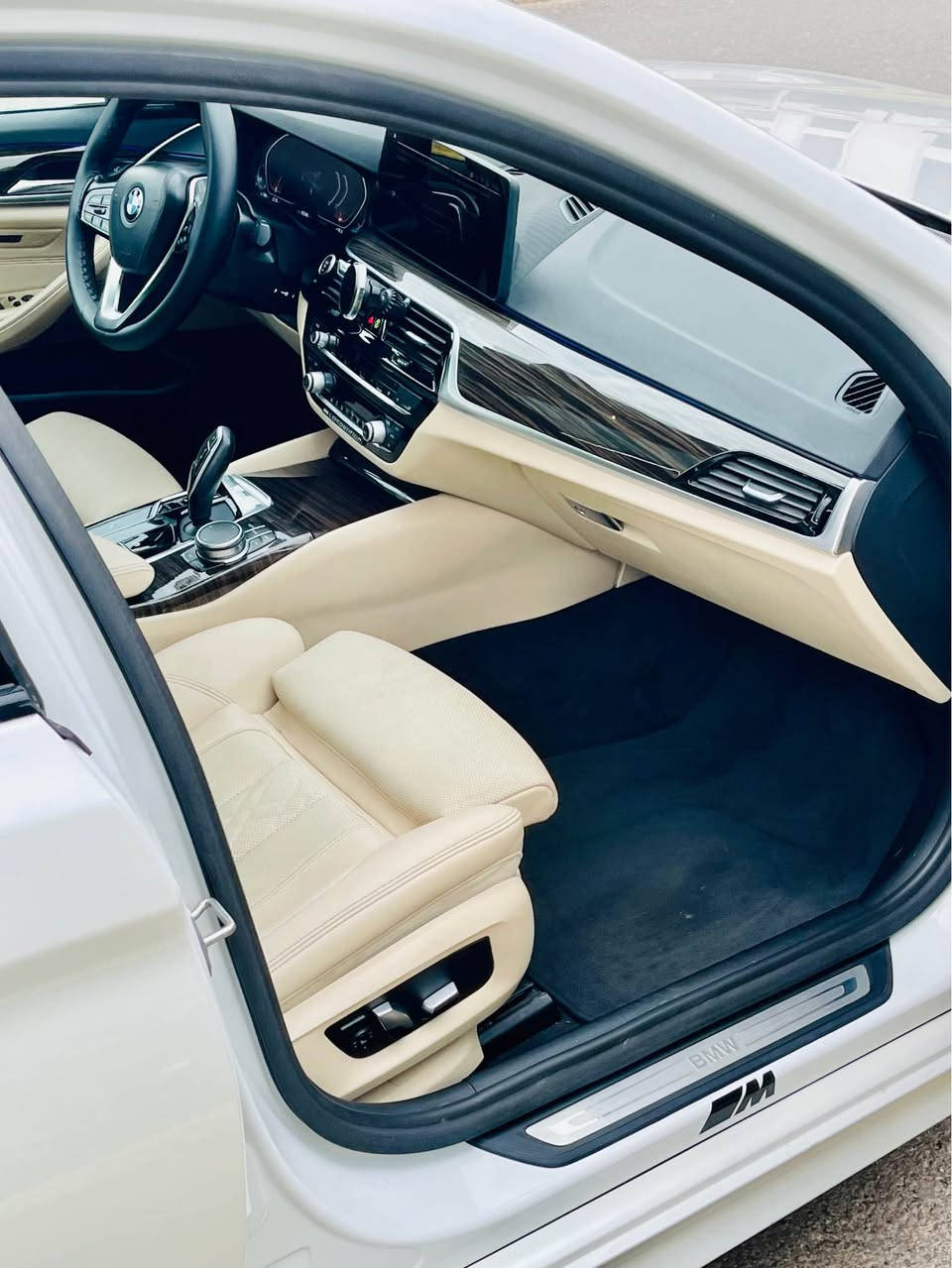 السلام عليكم 
BMW 530i 2022 
السياره كلين تايتل 
بيها مكان تعديل pdr كلش صغير اثر شخطه 
والسياره مغلفة كامل PPF
ماشية 89 الف كيلو متر فقط
اعلى فئة من ناحية المواصفات 
سماعات هارمن كاردن 
داتاشو 
مقاعد مال 740 
وغيرها من المواصفات 
مكان السياره اربيل 
السعر : 358 ورقة 
***********
*********** أربيل, العراق
