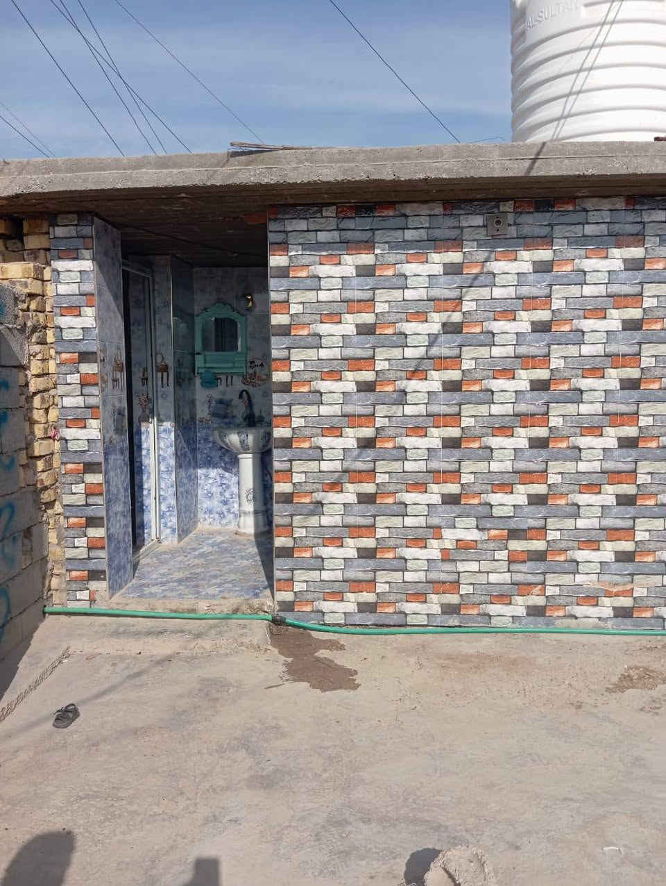 بيت للبيع بناء حديث طابوك سگف كونكريت مساحته 190 موقعه في حي الحسين طريق ابوالماش فرع الصيدليه يحتوي على غرفتين وصاله ومطبخ وصحيات السعر الاتصال على الرقم ***********
