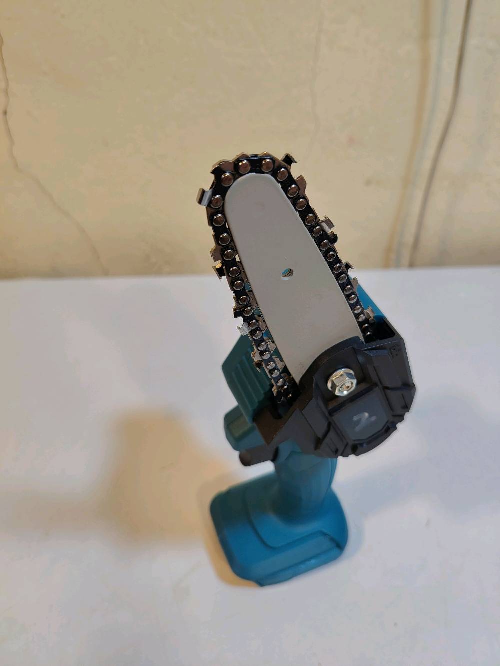 
ما هو الموديل والسعة الكهربائية للمنشار؟: 
منشار شحن 
جديد
بدون بطاريه 
هل الجهاز يحتوي على بطارية أم لا بد من توصيله بمصدر كهربائي؟: 
لا
ما هي حالة الجهاز، جديد أم مستعمل؟: 
جديد 
ما هو السعر المطلوب للمنشار؟: 
20
أين يقع المشتري للتسليم أو المعاينة؟: 
بغداد