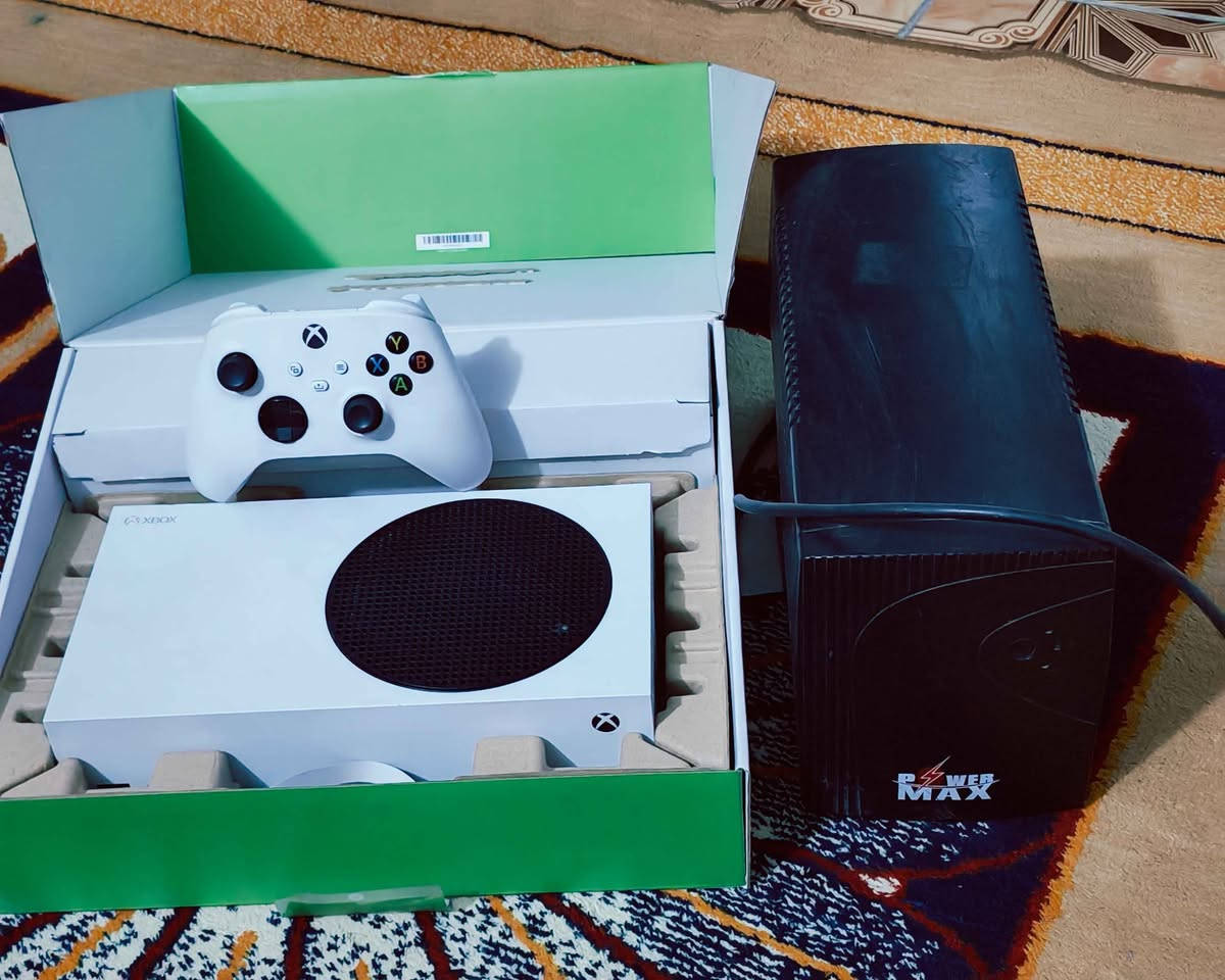 السلام عليكم شلونكم شباب جهاز اكس بوكس

 سيريس إس وياه كارتونة يشبة جديد لامفتوح ولا مصلح

جوستك وحدة وياه قاعة مال شحن 

جهاز بي الألعاب مثل ما موجود بصورة 

وياه يوبي إس يحتاجله فقط بطاريات شغال هوه

سبب البيع بشغل مامتفرغ والله

مكاني بغداد الامين الثانية رقمي ***********بي واتساب بغداد, العراق
