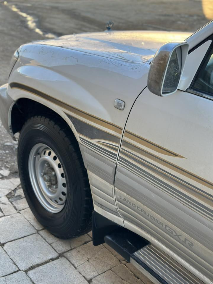 مۆنیکا ٢٠٠١ سێ ڕوبع
دەبل سپر 
ناو زەرد 
سەلاجە و مەرکەزی 
٤ تایە و ویلی ١٦ لۆکی بۆ بەستراوە 
رەقەم  تازە و ناوی لە حاسیبە نییە 
١ چەمەلەغی بۆیاخە لەسەر ساقی لەگەل پەڵەیەک سارد 
تەحویل گێر و مەکینە و ئەکسل بە شەرت 
ژ.م: ***********
