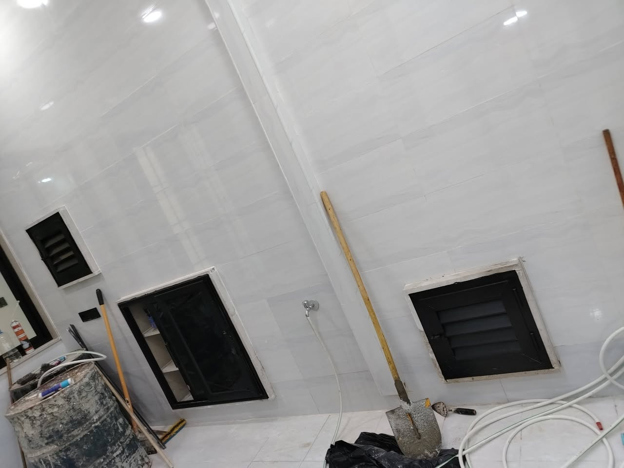 دار   للبيع في حي الشيماء مقاطعه 6

قرب جامع المستغفرين

البيت زيرو

المساحة 100 متر 

الواجهه 5 

العمق 20 

سند طابو زهور شرط التحويل  سند جديد

تستلم البيت  فوري

البناء هندسي VIP

نظام سبالت 

نظام انترنت 

نظام كاميرات 

نظام دكتات 

نظام ستالايت 

نظام غسالات 

يتكون الدار من طابقين 

الطابق الأول يحتوي على غرفة نوم واستقبال وهول ومطبخ وصحيات داخلية وخارجية ومنور 

الطابق الثاني غرفتين نوم وهول وصحيات

للاستفسار الاتصال على الارقام

***********

***********

او مرجعة مكتب نخلة الخليج الكائن في يارمجه الشرقيه
