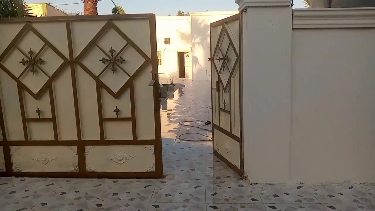 دار للبيع في حي معسكر كامل خدمات مجاري تبليط مساحه 300 متر غرفتين نوم هول مطبخ ستقبال صحيات كراجيه جبير حديقه لبيت فول سيراميك سقف ثانوي اي ستفسار تصل ***********
