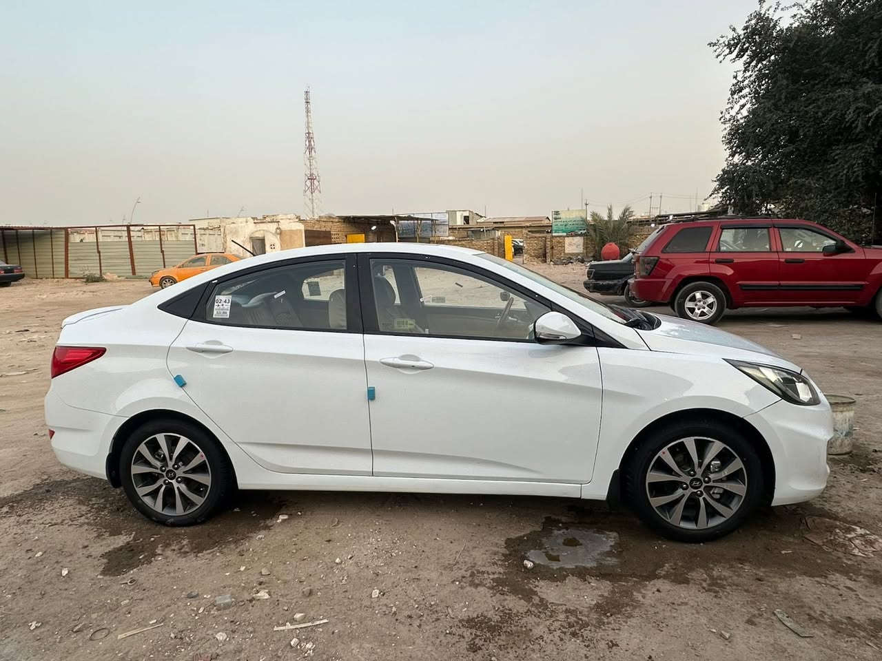 السلام عليكم اكسنت موديل 2015 مواصفات فول فتحه رقم بصره بأسمي تحويل ثاني رقم الانكليزي السياره ماشيه 152حقيقي مكينه كير عل وضع الشركه كفاله حداديه جديده تخم تاير جدد دوشمه جديده ارضيه مفروشه جلد السياره بيها  صبغ جماليه  قليل كلش والسونار موجود السعر 105وبيها مجال للشراي تفاصيل اكثر ***********
