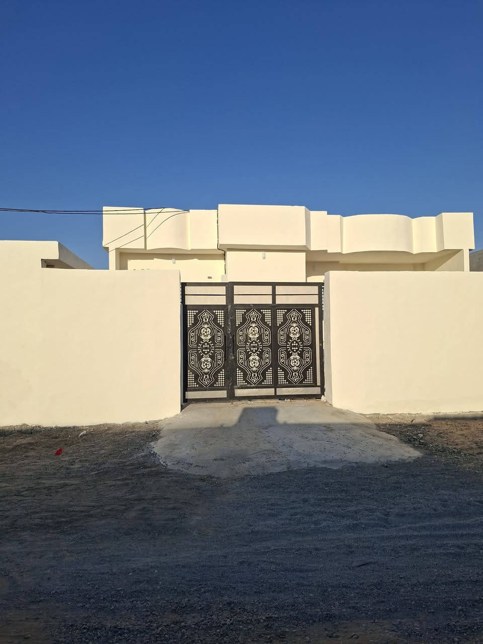 للبيع دار زراعي مساحة متر   500 بناء حديث استقبال صالة داخلية 3 غرف نوم صحيات مجمع غرف مطبخ العنوان قضاء بيجي المالحه  للاستفسار  ***********
