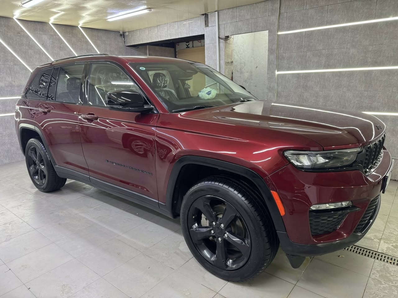 السلام عليكم للـبيع
Grand Cherokee  2023
 
السياره جديده جدا بدون اي قطعه تبديل 
صبع حافه البنيد ونص الجملغ

.
 المواصفات الأساسية:
 • الموديل: Jeep Grand Cherokee
 • الفئة: Limited 
 • السنة: 2023
 • المحرك: V6 سعة 3.6 لتر 
.‎ 
رقم بغداد باسمي
شفتات سرعه
 جنطه كهرباء
رادارات مانع تصادم 
اوتو ستوب خروج عن المسار 
تشغيل عن بعد 
تدفئه  مقاعد امامي خلفي مع المقود 
*شاشه كبيره لمس 
‏‎* رادارات جانبيه خلفيه 
‏‎* تحذير الخروج عن المسار 
‏‎* تحذير النقطة عمياء  .
للاستفسار ***********
السعر340
