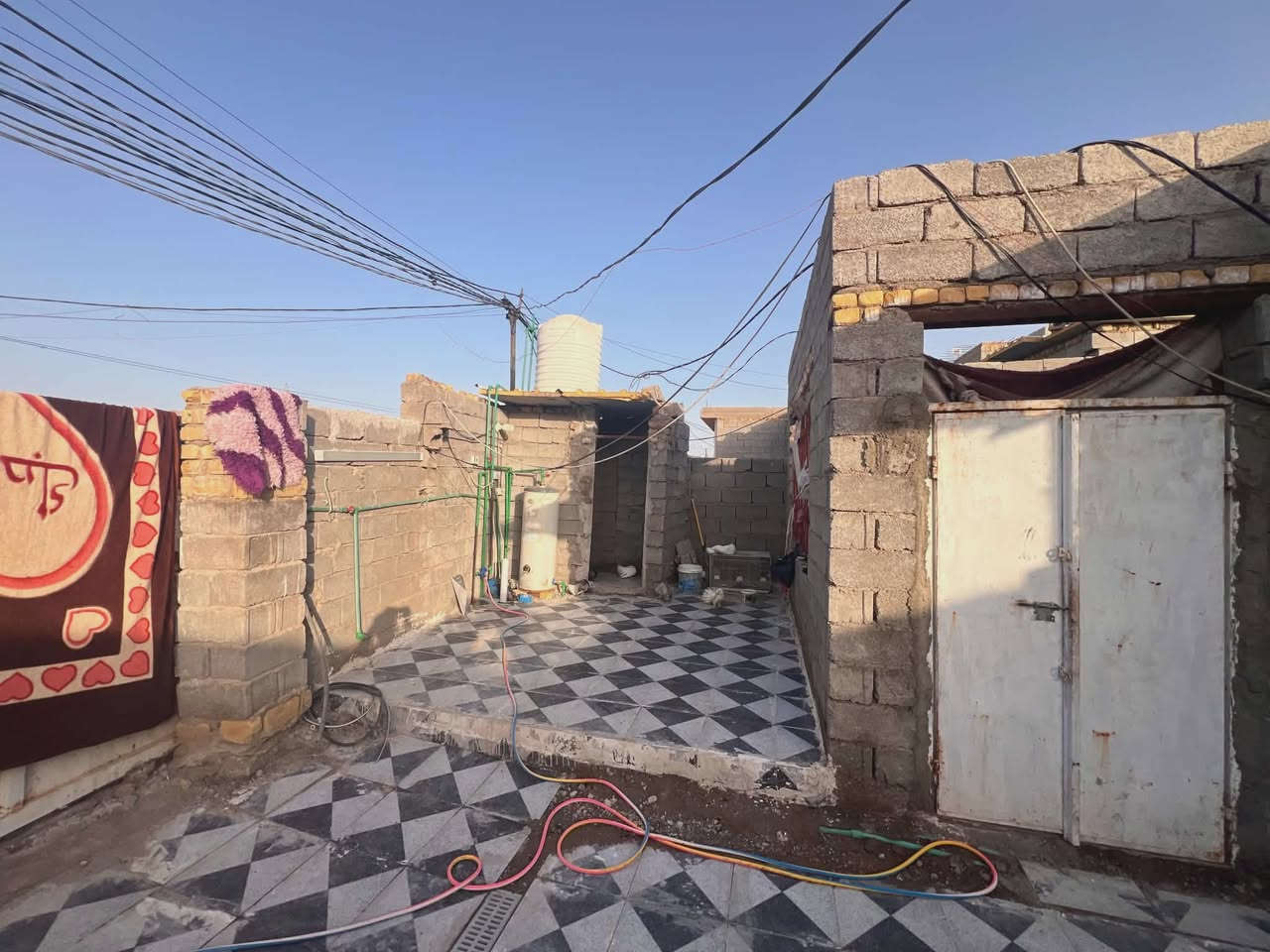 السلام عليكم
بيت للبيع في حي الحكيم الثانيه 
المساحه 200 متر 
يتكون من غرفتين نوم وصالة 8 امتار ومطبخ وديوانيه 8 أمتار 
بس الدوانيه ما مسگوفه 
شارع رئيسي قريب عن الشارع العام 
للاستفسار 
الاتصال على الرقم 
***********
