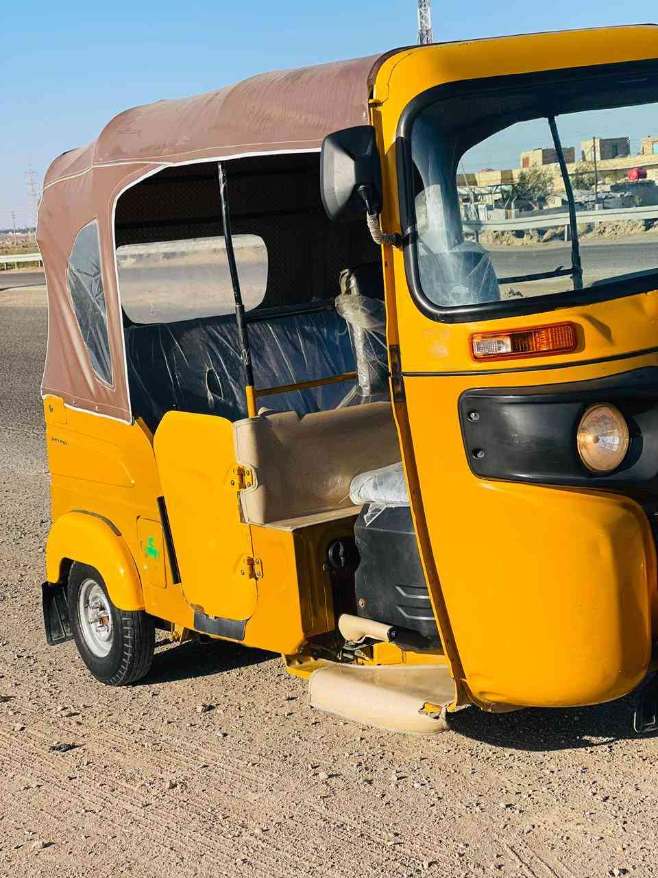 سلام عليكم تكتك موديل 2021شهر 4تكتك مرقم كشره بيها طخات  قليله محرك مفتوح  جاهزه ما عوزها شي تغم تايرات سعر 6600 وبيها مجال قليل مكان العماره رقم ***********
