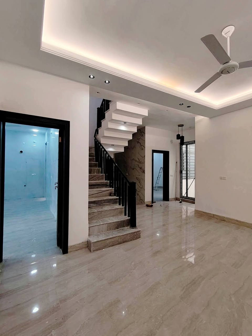 دار للبيع طابو ززاعي سند ٢٥
تحويل
الموقع نادر الاولى 
المساحة 200م
طابقين الطابق الاول غرفين نوم استقبال مطبخ كليدور مناور 2
جراج حديقة
الطابق الثاني ٣ غرف نوم واحد منهن سويت  كليدور مجمع صحيات 
للاستفسار .
اتصل بالارقام التاليه 
***********
***********
موقع المكتب حله نادر الاولى الشارع الرئيسي مقابيل دائره اتصالات بابل 
مكتب علي السلطاني للعقار
3
