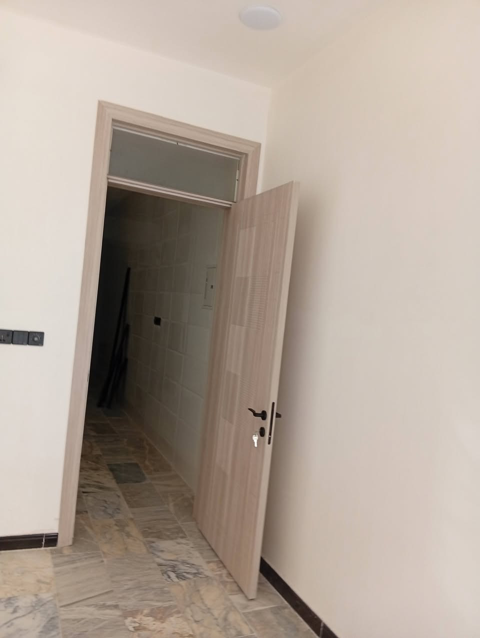 مشتمل مساحة 72 متر الشعب سوق شلال ثلاث غرف نوم استقبال بناء درجة اولى الارضيه مرمر البوب كله قاصه شغل متعوب عليه مكتب الشعب 
اتصال على الرقم او واتساب  ***********
