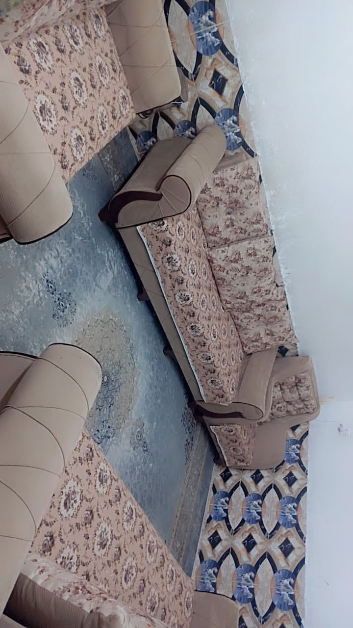 دار الحر حي النور خلف مركر شرطة الحر يبعد عن مرقد الحر 100 متر المساحه 50 متر سند 25 عبارة عن غرفة نوم وصالة ومطبخ وحمام ومرافق صحية وغرفة نوم وحمام فوقاني خدمات كامله ماء ومجاري وكهرباء يرتفع عن الشارع اكثر من 80 سنتمتر البناء بحالةرجيده جدا  … السعر 42 مليون دينار  
***********
***********
