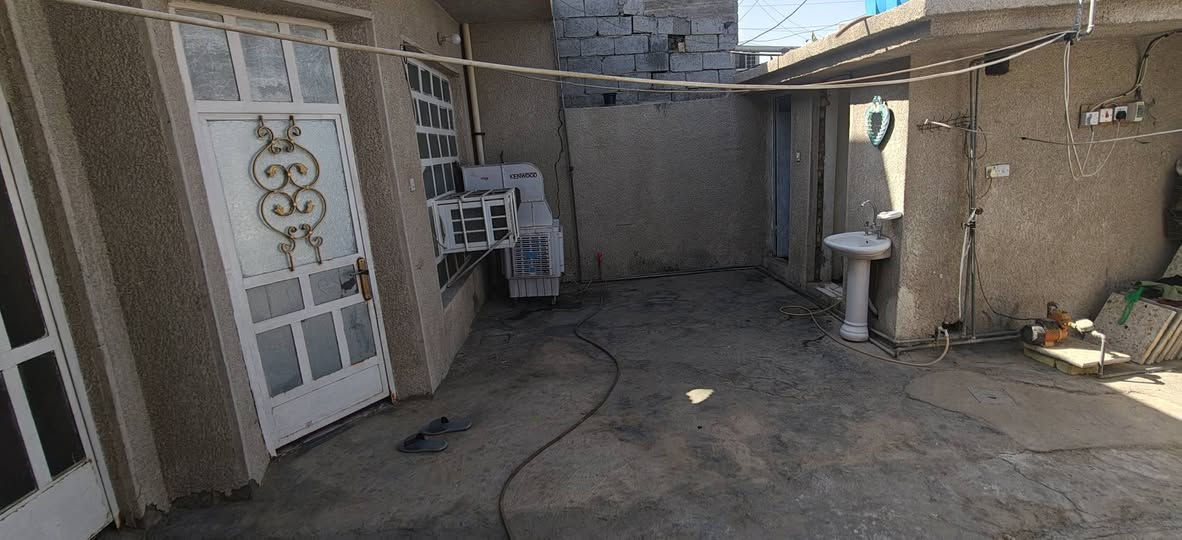 دار سكني طابو صرف للبيع في منطقة جسر ديالى / حي الحكيم / قرب جامع موسى الكاظم (ع) المساحة 150م 
يحتوي على استقبال / مطبخ / صالة / غرفتين نوم 2 / صحيات داخلية وخارجية للاستفسار الاتصال على الرقم 
***********
