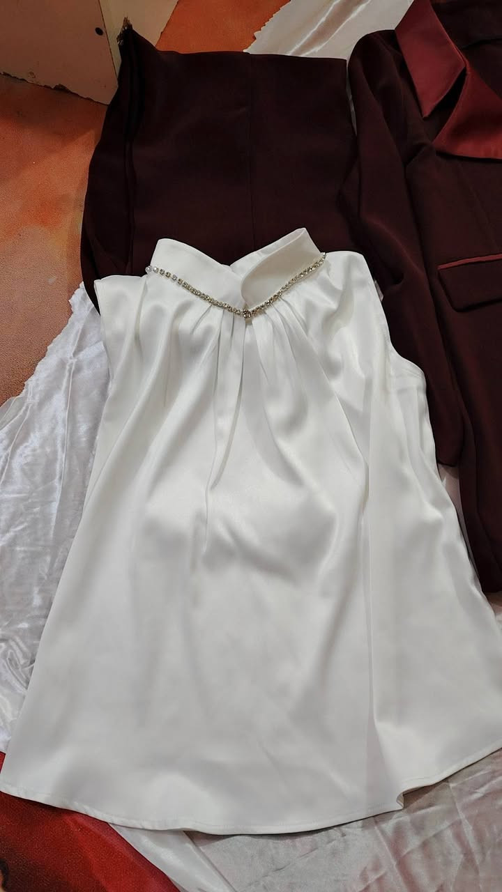 السلام عليكم ♥️ بنات اني خياطه وخياطي كلش حلو عندي بيج دخلتي بنيه رادت قاط اسويته إله بالقماش الكريب الأصلي الياباني قياس 42 طلعت طلبية المندوب يتصل عليه ما ترد وما استلمته وكلش مقهوره تعبت بي هوايه. بلكي وحده بهاذه قياس تأخذه


**إذا كنت صاحب هذا الإعلان وتريد حذفه لأي سبب، رجاءا أرسل رسالة إلى الدعم الفني**