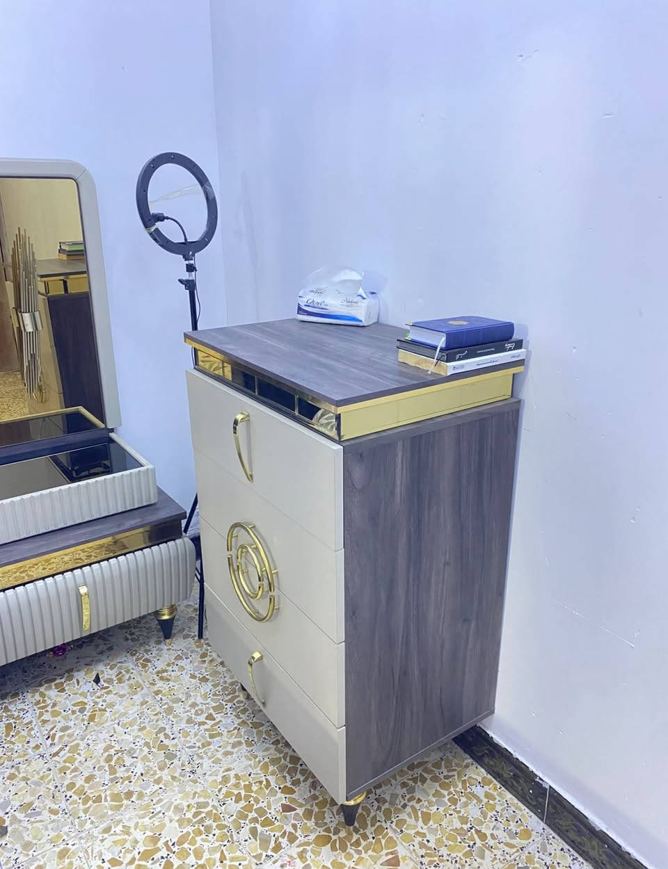 غرفة نوم خشب ايطالي ثقيل جداً
متكونه من 8 قطع 
سرير مخزن
تحتوي على ضرر واحد في قطعة الجرارات المفرده 
باقي الغرفه نضيفه جدا 
مدة لاستخدام سنه 
سعر الشراء 3 ملايين ونص
سعر البيع مليون ونص 
للاستفسار لاتصال على ***********
