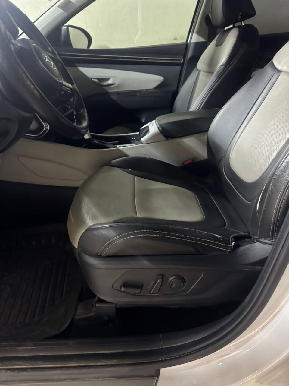 توسان 2023 ماشية 60 الف خليجية السيارة مكفولة من الصبغ والضربة فقط رصعة بيه صغيرة مواصفات نص فوول مكان السيارة كرادة الهاتف *********** السعر اتصل وادلل
