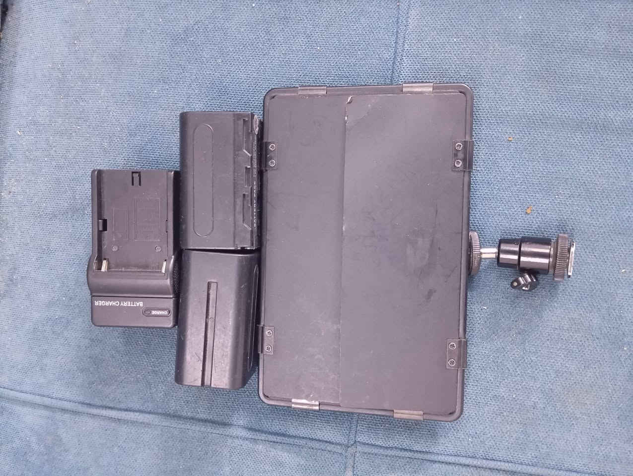 مانع هتزاز تليفون وكامرة وزن خفيف + اضائة كاملة مستخدمة قليل بطاريتين 
مانع هتزاز سعرة 125
اضائة سعر 60 
وبيهن مجال 
مكاني بغداد جسر ديالى القديم للاستفسار ***********
