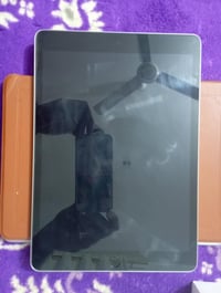 آيباد ٩ • نظيف • مع كفر ولزقه