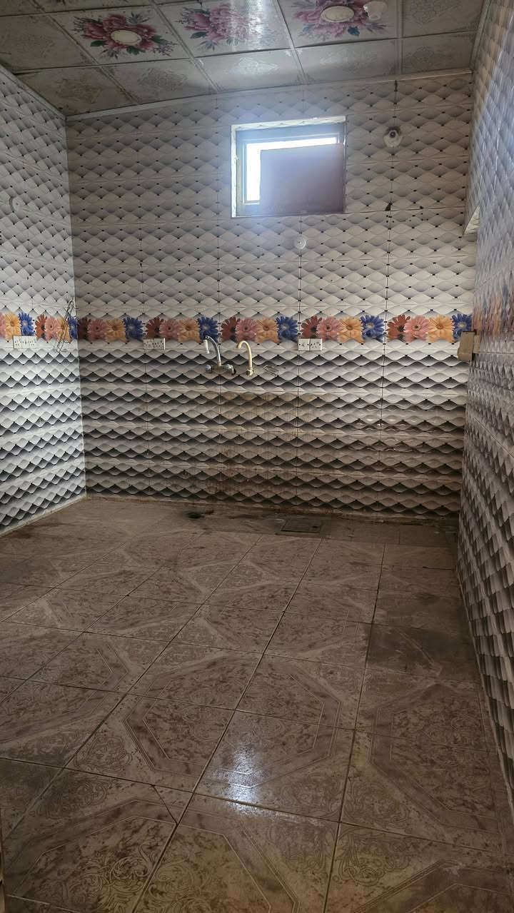 سلام عليكم بيت للايجار مساحة 200 غرفتين وصالة وستقبال ومطبخ و صحيات وحمام داخلية وخارجية العنوان سدة الهندية معافات حي النصر قرب مولدة سيف: : : : : ***********
