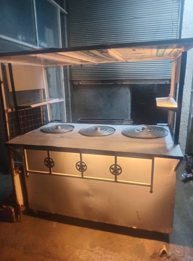 سلام عليكم..
كافتريه عنوان حواس خلف الحسينيه محمد داوود للبيع
كافتريه كامله هيه و غراضها كرسي مع طبلات عدد ٨ + براد  +مغسله جاهزه جديده + جامخانه + ماعون طبق ريزو كارتون مع قبق 
كاونتر تعليك قطعه و مغسله و شوايه كباب دجاج و كباب لحم و اشياش كباب و شياش تكه + ثلاجه مال مطبخ زلاطه او لحم تحط بيها + ساحبه دخان مال مطاعم صنع يدوي و شوايه همبركر و فلافل و فنكر و عربانه لبلبي ٣ كدور نضيفه و بطل بلاستك مال صوص عمبه و ريزو عدد ٨ كاسه طرشي و عمبه ٣
+ بلامه ستيل....  غراض كامله مكمله.... 
للستفسار راسل الارقام التاليه 
*********** واساب و خط 
***********  خط
