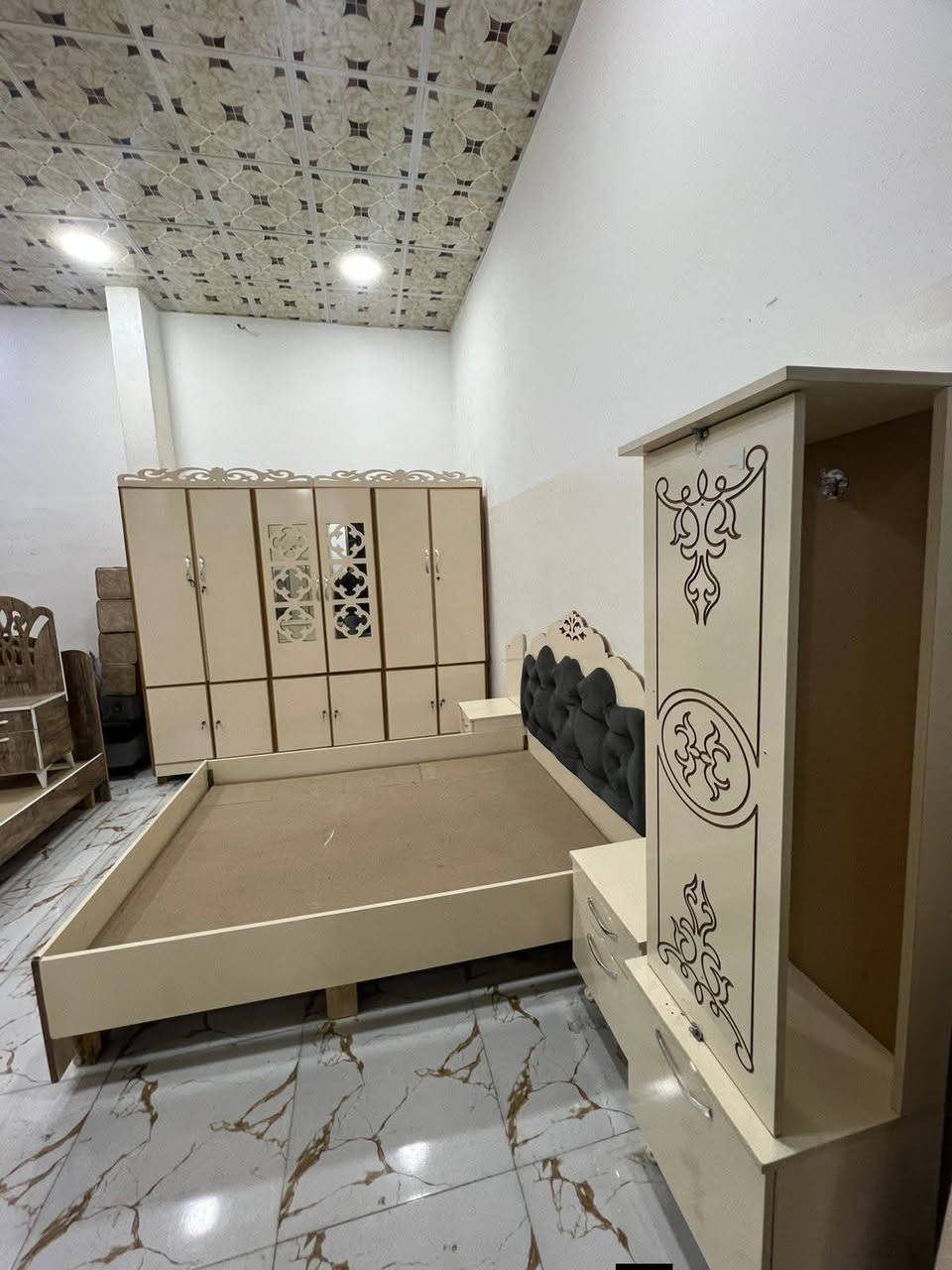 غرفة نوم 6قطع جديد MDF تفصال درجة اولى كنتور 2قطعتين منفصل قياس الكنتور طول 270سانتيم وارتفاع 230سانتيم سيسم نضام تخت منفصل اخو جديد مستخدم  السعر 450بي مجال بسيط للاستفسار*********** العنوان كركوك
