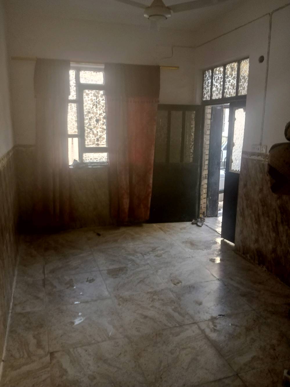 السلام عليكم صاحب البيت بيت للايجار جديد ومرتب بي غرفة كبيرة + صالةكبيرة  + مطبخ + مكشوفة وصطح بي خزان وكيزر مساحتة 60 متر  الموقع النجف الاشرف حي نداء شارع 60 قرب جامعه الكفيل كفى اسواق الغرابي متوفر يمة كافة الخدمات كل شهر بشهرة إجارة 200 للاستفسار ***********موجود وات ساب أو الرقم هاذا اتصال